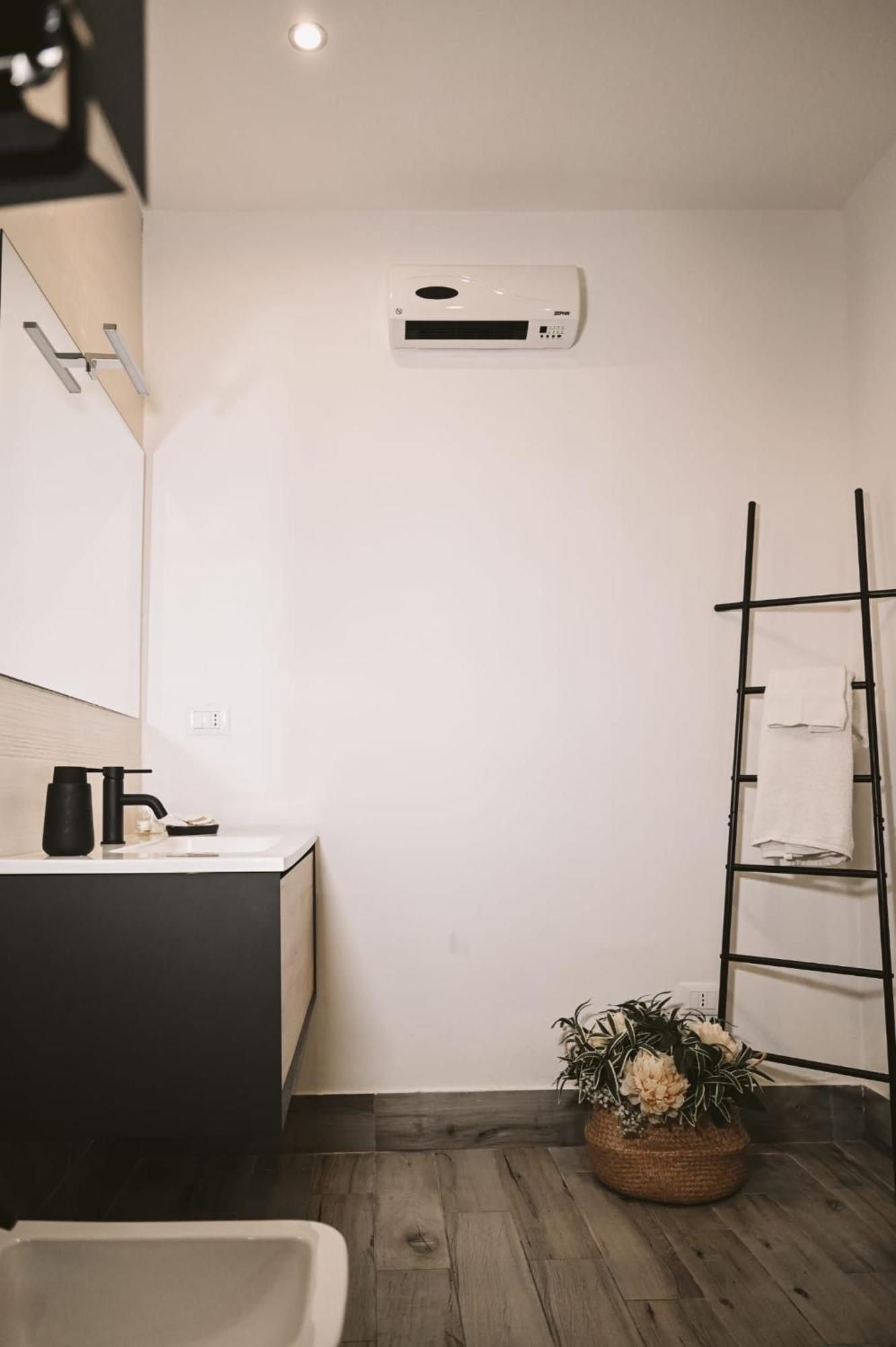 "Il Vecchio Salone" Appartamento In Pieno Centro Con Garage Privato Лече Екстериор снимка