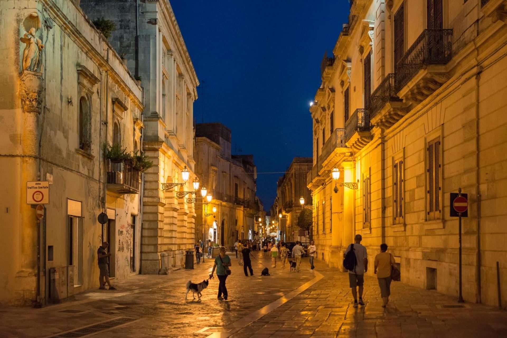 "Il Vecchio Salone" Appartamento In Pieno Centro Con Garage Privato Лече Екстериор снимка
